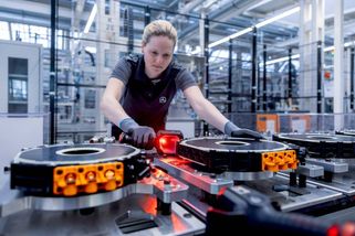 Technologická senzace z Berlína. Mercedes spustil sériovou výrobu axiálních motorů